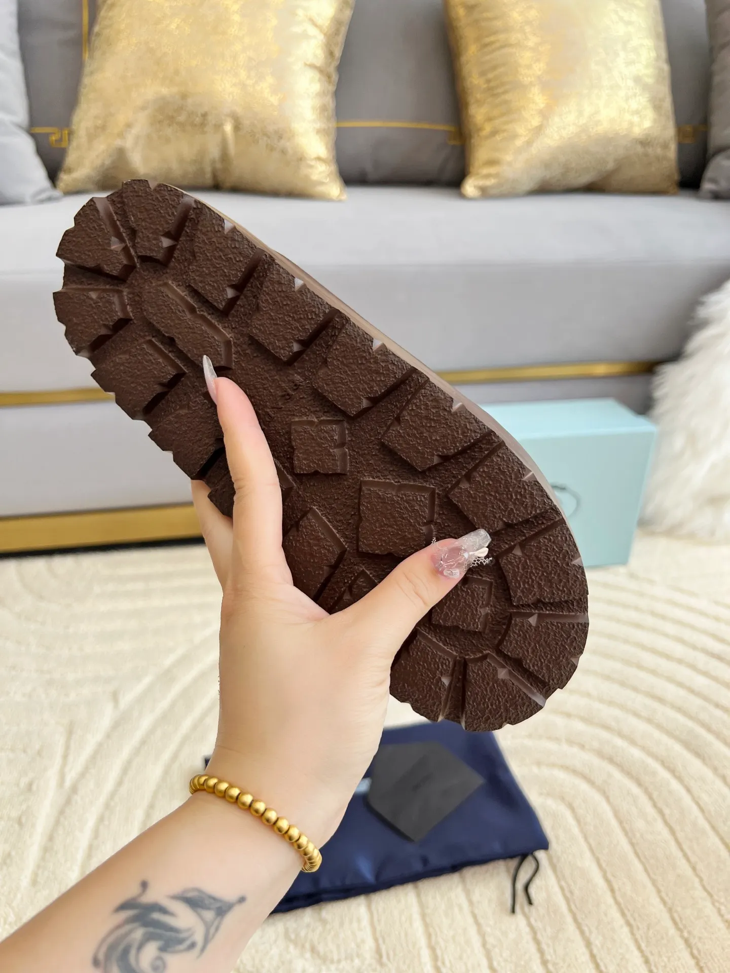 👟👟Ex-factory price 440👟👟 Prada/Prada 25ss summer new couple's beach thick-soled Birkenstock sandals. This shoe style is really a classic design that will not go out of style and is in line with everyone's current pursuit of comfortable and healthy wearing concepts. It is regarded by many domestic and foreign celebrities and fashionistas as an important choice for daily slippers. ✔Upper: imported super soft sheepskin ✔Inner lining: imported sheepskin ✔Hardware: Original molded split hardware ✔Outsole: Ultra-light, wear-resistant and non-slip foam sole ✔Number of yards: 35~40 (custom-made 40 pieces are non-refundable)